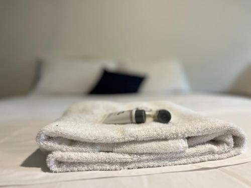 een stapel handdoeken met een computermuis op een bed bij Leura Hotel in Camperdown