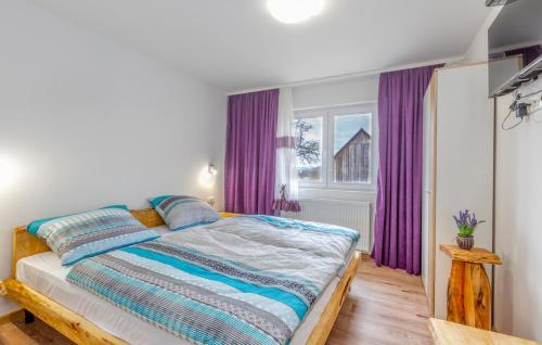 1 dormitorio con 1 cama con cortinas moradas y ventana en Lika Majestic, en Škare