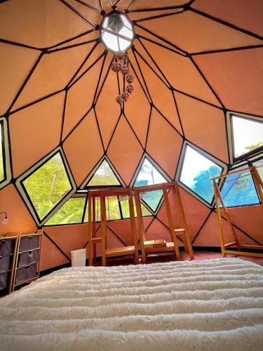 ein Raum mit einem großen Zelt mit Fenstern in der Unterkunft Dome 2 in Rivas