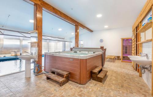 Un baño grande con bañera y lavabo. en Lika Majestic, en Škare