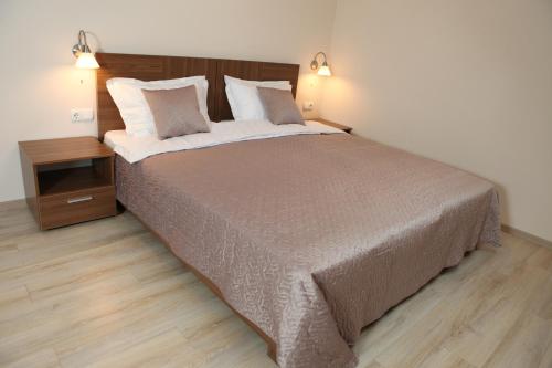 Posteľ alebo postele v izbe v ubytovaní Sky Hotel