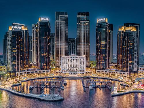 Huge Modern 1BR in Creek Harbour steps to Central Park with a creek view and infinity pool by La Brisa Dubai