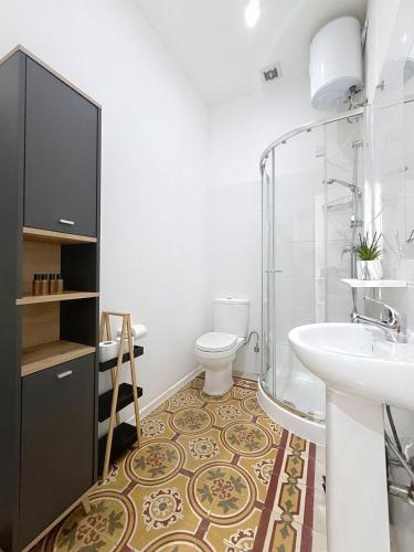 a bathroom with a sink and a shower and a toilet at Modern Studio Apartment1 next to Valletta in Il-Furjana