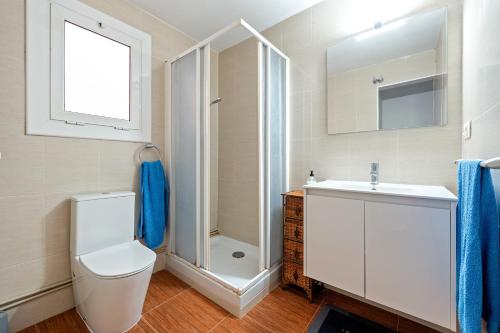 une salle de bains avec toilettes, douche et lavabo dans l'établissement Apartamento de playa, à La Playa
