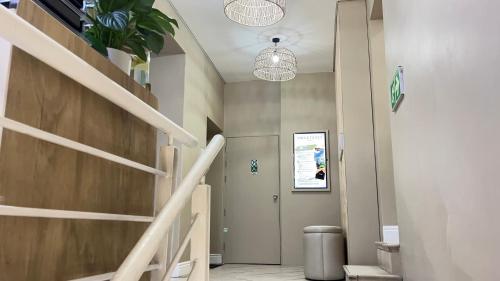 ケープタウンにあるSweetStay - Kloof Streetの建物内の階段のある廊下