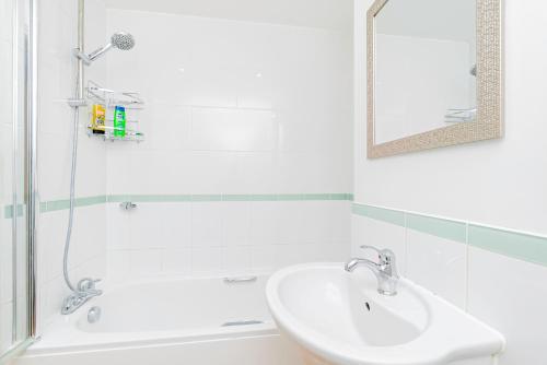 Et badeværelse på Modern Comfort 2-Bed, 2-Bath with Lift Access