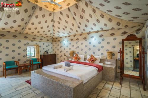 Postel nebo postele na pokoji v ubytování A Luxury Desert Camp