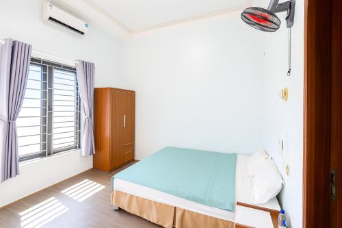 a bedroom with a bed and a window at Tiến Dũng Motel Thanh Hoá in Thanh Hóa