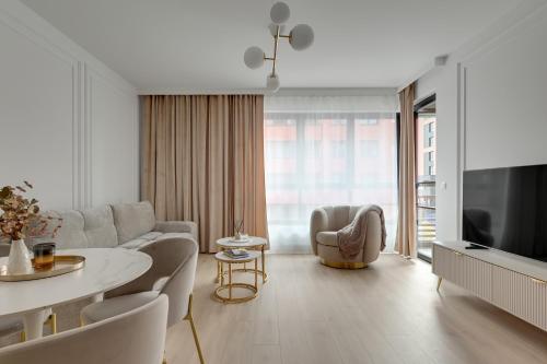 DOKI Living Apartments - Foodhall & Parking by Downtown Apartments