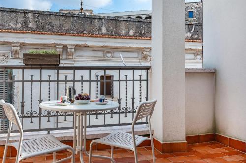 a balcony with a table and chairs on a balcony at Helios Vacanze in Conversano