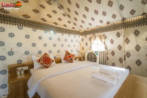 Desert Marvadi Resort في Sām: غرفة نوم بها سرير أبيض كبير في الغرفة