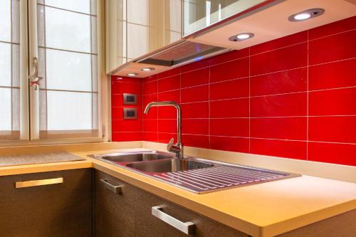 Kuchyň nebo kuchyňský kout v ubytování Attico del Duomo Historic Center & Free Wi-Fi