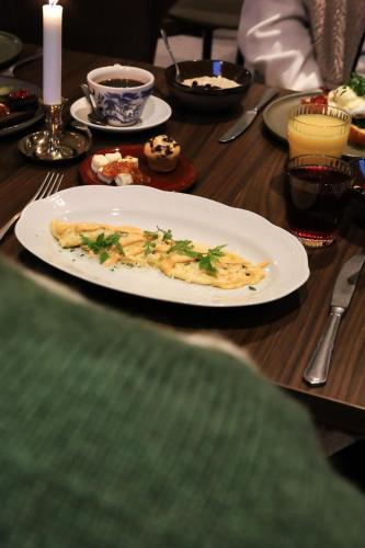 un tavolo in legno con un piatto di cibo sopra di Kelo Resort - northern lights and wilderness adventures in Kittilä a Raattama