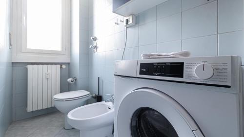łazienka z pralką i toaletą w obiekcie Italianway - Negroli 11 w Mediolanie