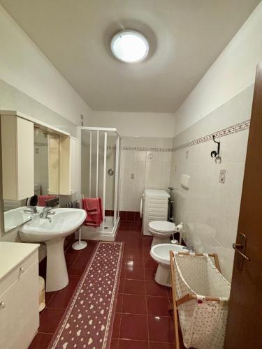 a bathroom with two sinks and two toilets at Pragma Apartments - Appartamento Dellantonio in Predazzo