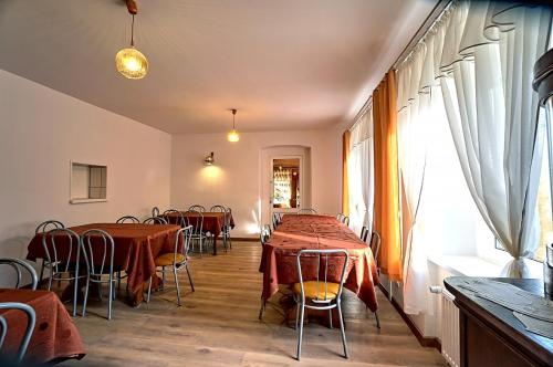 a dining room with tables and chairs and a window at Dom Siedlisko Przesieka koło Karpacza in Przesieka
