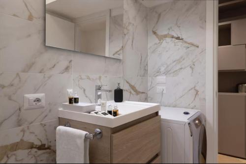 New Apartment close to Duomo - PRIVATE PARKING