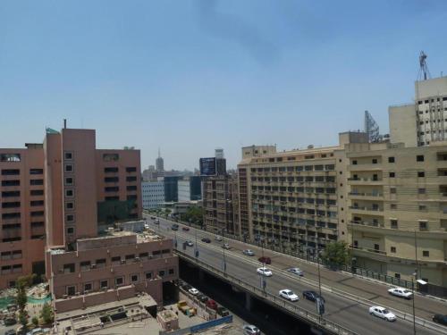 vistas a una autopista en una ciudad con edificios en Venus Downtown Hotel, en El Cairo