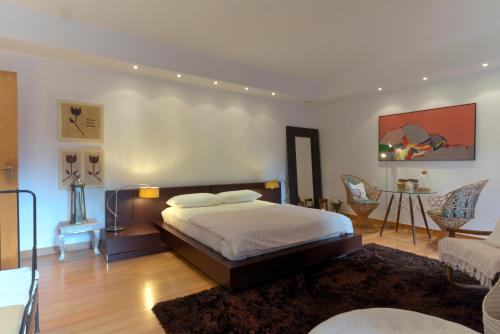 a bedroom with a bed and a table and chairs at Monte d'Alto in Santo Estêvão