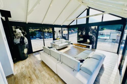 ein Wohnzimmer mit einer weißen Couch und einem Tisch in der Unterkunft Luxurious house nest of Love! in Granges-Aumontzey