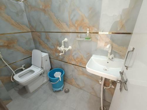 Ένα μπάνιο στο Shri Radha Rani Kripa Dham