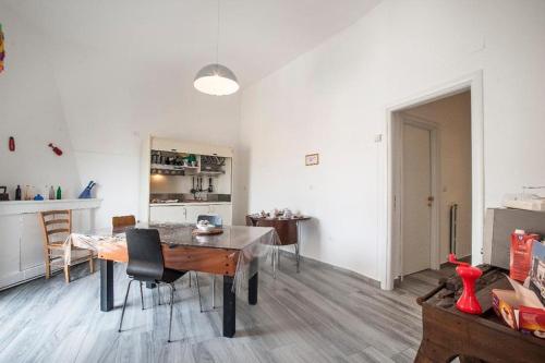 ein Wohnzimmer mit Tisch und Küche in der Unterkunft Municipio 25 in Corigliano Calabro