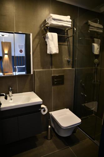 Ένα μπάνιο στο MyElla Marina Hotel