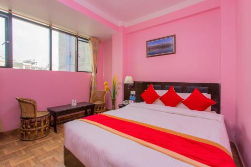 Postel nebo postele na pokoji v ubytování OYO 222 Hotel New Himalayan