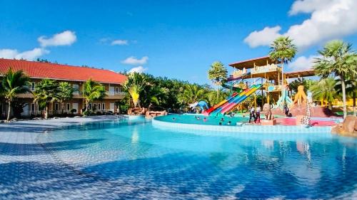 Bazén v ubytování Trang Oasis Waterpark Hotel nebo v jeho okolí