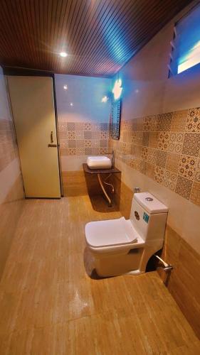 une salle de bain avec toilettes dans une chambre dans l'établissement Itzme Wings Resort, à Ooty