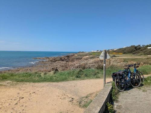 een groep fietsen geparkeerd op een weg vlakbij de oceaan bij Villa Angeli in Les Sables-dʼOlonne
