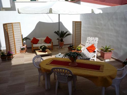 ガリポリにあるVilla Loriandのダイニングルーム(テーブル、椅子、パラソル付)