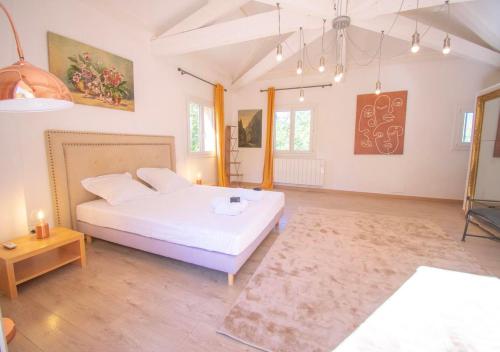 Giường trong phòng chung tại L'Origan 200 m2 6pers Piscine et parc