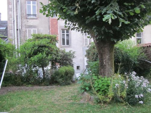 a tree in the yard of a house at LIMOGES, mignon appart ! in Limoges