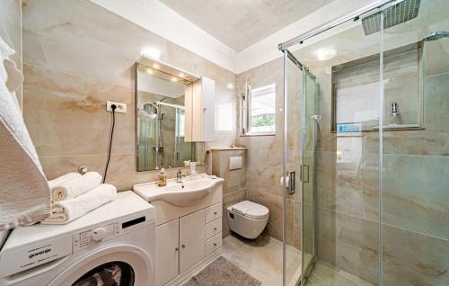 une salle de bain avec un lavabo et une douche en verre dans l'établissement Waterfront House Arnet by Villas Guide, à Potirna