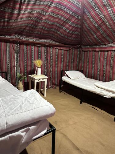 Postel nebo postele na pokoji v ubytování Under Stars Camp استراحة تحت النجوم