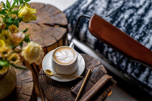 una taza de café sobre una mesa de madera en 37 Courtyard（Baisha Ancient Town）, en Baisha