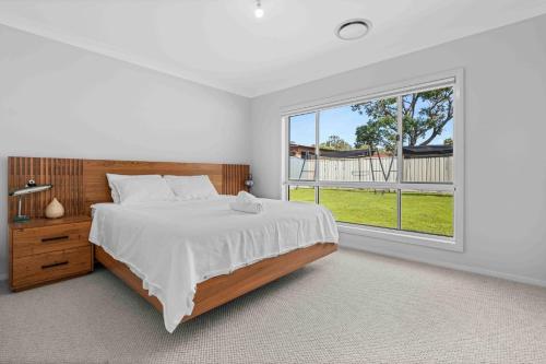 Postel nebo postele na pokoji v ubytování Luxe 4BR Retreat with Heated Pool & Finnish Sauna, Steps to the Beach