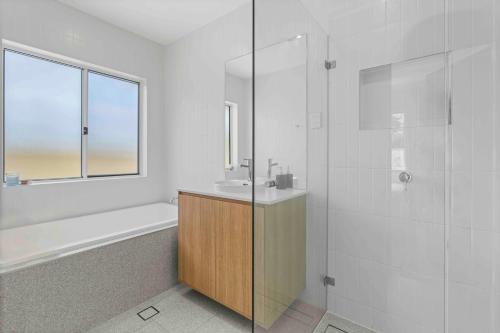 Koupelna v ubytování Luxe 4BR Retreat with Heated Pool & Finnish Sauna, Steps to the Beach