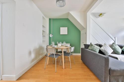 Χώρος καθιστικού στο City Escape – Stylish 2-Bed near Cardiff Centre