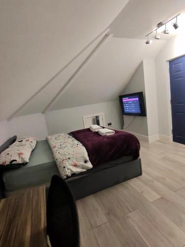 Postel nebo postele na pokoji v ubytování Strategic Haven for Short Getaway