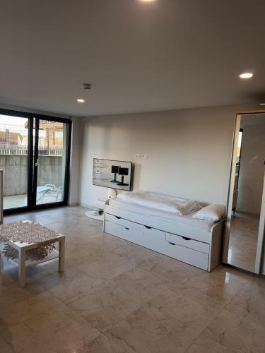 een grote kamer met een bed en een tafel bij MA Apartment in Neckartailfingen