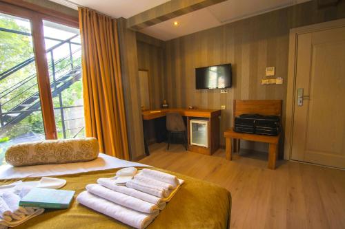 ein Hotelzimmer mit einem Bett mit Handtüchern darauf in der Unterkunft Kuzen Otel in Istanbul