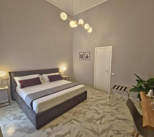 een slaapkamer met een groot bed en een potplant bij TOLEDO CLASS in Napels