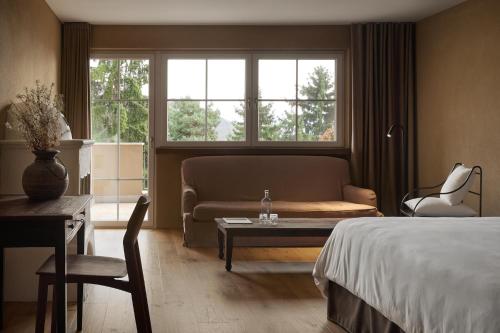 a bedroom with a bed and a couch and a table at Saltus in San Genesio Atesino
