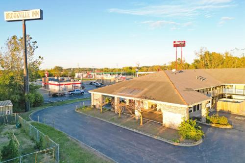 an overhead view of a building in a parking lot at Brookville Inn By OYO Near Dayton International Airport in Brookville
