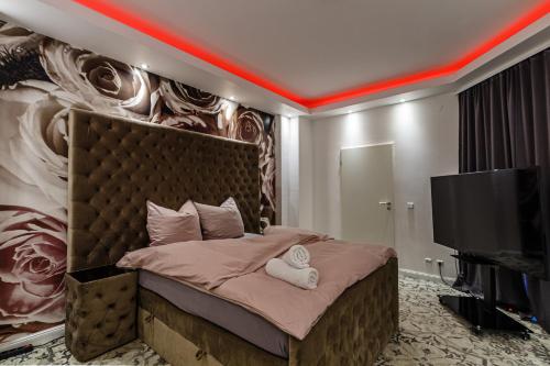 a bedroom with a large bed and a tv at Apartmenthaus in der Delitzscher Str in Halle-Saale nähe Hauptbahnhof in Halle an der Saale