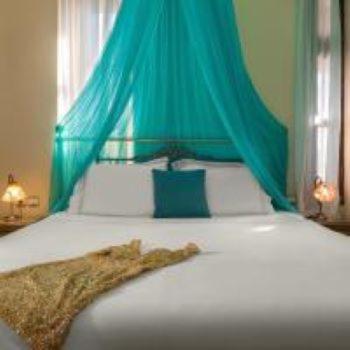 un animal mort gisant sur un lit dans l'établissement boutique hotel, à Mesochórion