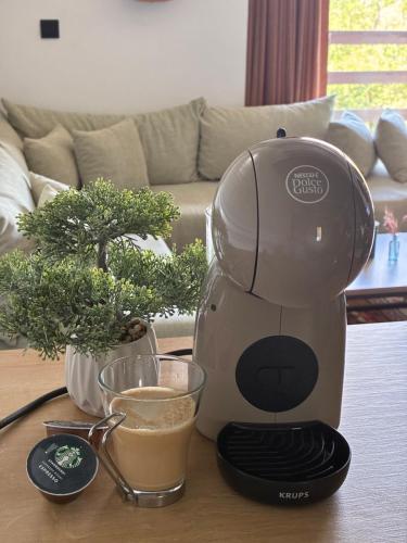 una cafetera en una mesa con una taza de café en Forrest House, en Doboj