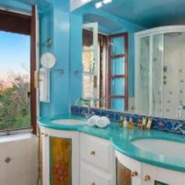 La salle de bains bleue est pourvue de 2 lavabos et d'un miroir. dans l'établissement boutique hotel, à Mesochórion